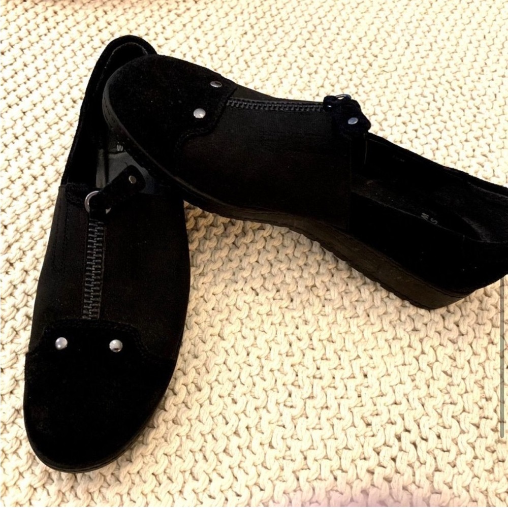Stuart Weitzman Women's pull on black suede loafer shoes, 7.5 Medium - Picture 5 of 6